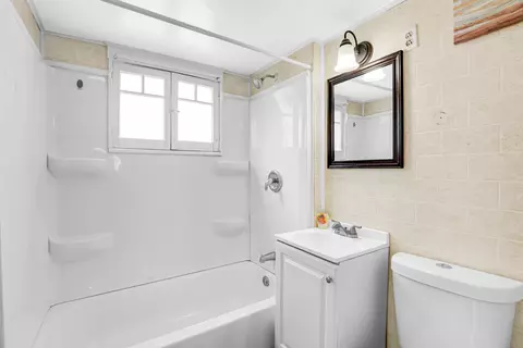 Bath - 516 Brook St, Elgin, IL 60120 photo 1 of 1