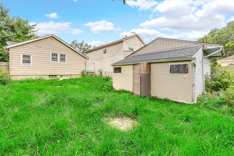 Exterior - 516 Brook St, Elgin, IL 60120 photo 2 of 4