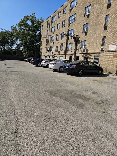 2115 W Farwell Ave #205, Chicago, IL 60645