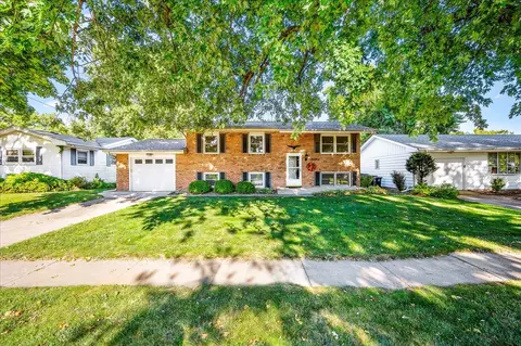1305 Rutledge Rd, Bloomington, IL 61704