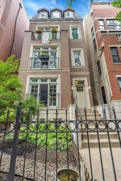 820 W Buckingham Pl #3, Chicago, IL 60657