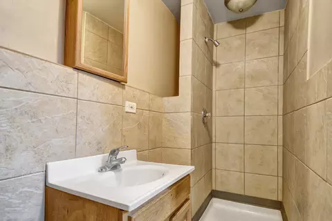 Bath - 557 Division St, Crete, IL 60417 photo 1 of 2