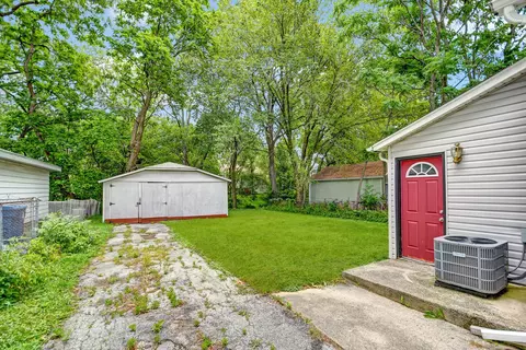 Exterior - 557 Division St, Crete, IL 60417 photo 3 of 4
