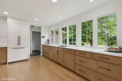 Kitchen - 425 E Blodgett Ave, Lake Bluff, IL 60044 photo 6 of 6