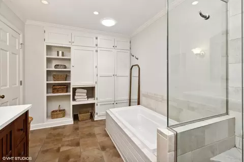 Bath - 425 E Blodgett Ave, Lake Bluff, IL 60044 photo 2 of 4