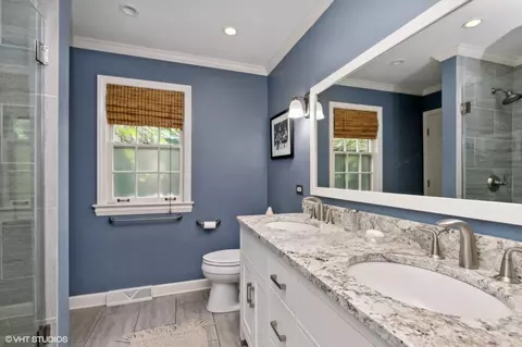 Bath - 425 E Blodgett Ave, Lake Bluff, IL 60044 photo 3 of 4