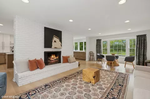 Living - 425 E Blodgett Ave, Lake Bluff, IL 60044 photo 2 of 5