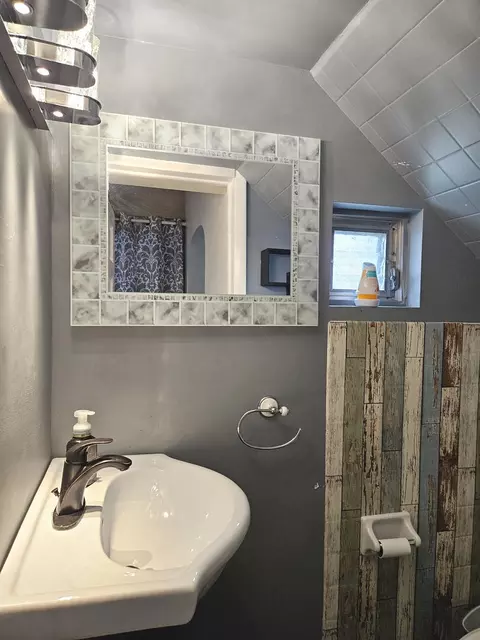 Bath - 1002 Bellevue Ave, Elgin, IL 60120 photo 1 of 4