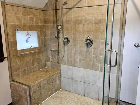 Bath - 1002 Bellevue Ave, Elgin, IL 60120 photo 2 of 4