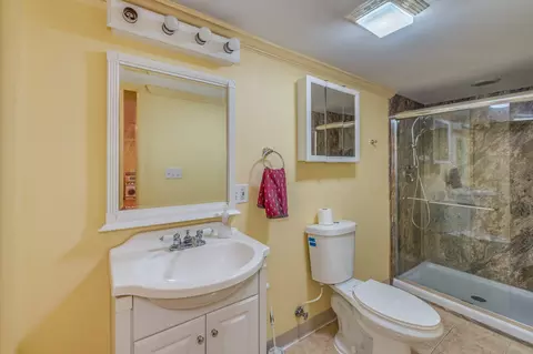 Bath - 1324 Frederick Ln, Naperville, IL 60565 photo 4 of 4