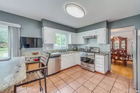 Kitchen - 1324 Frederick Ln, Naperville, IL 60565 photo 2 of 4
