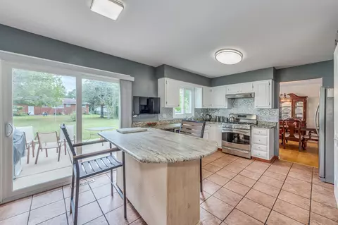 Kitchen - 1324 Frederick Ln, Naperville, IL 60565 photo 3 of 4