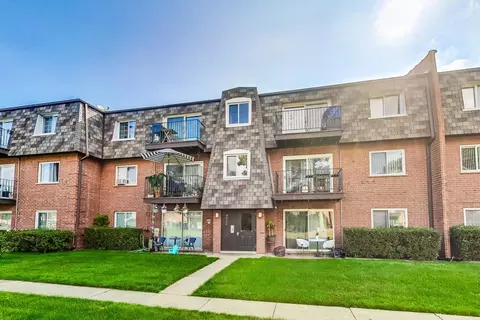 9366 Bay Colony Dr #3S, Des Plaines, IL 60016
