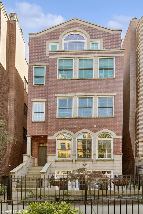 909 W Roscoe St #1, Chicago, IL 60657