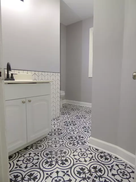 Bath - 1 N Worth Ave, Elgin, IL 60123 photo 1 of 2