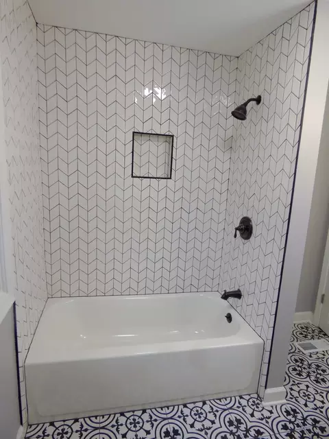 Bath - 1 N Worth Ave, Elgin, IL 60123 photo 2 of 2