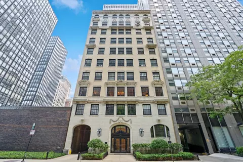 257 E Delaware Pl #3, Chicago, IL 60611