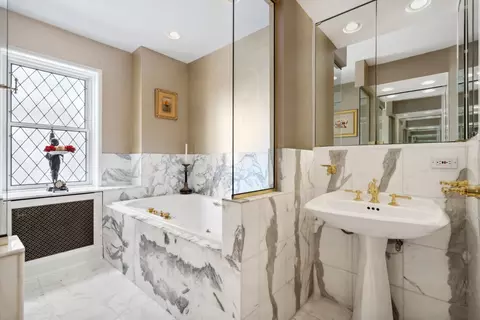 Bath - 257 E Delaware Pl #3, Chicago, IL 60611 photo 3 of 9