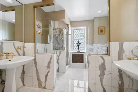 Bath - 257 E Delaware Pl #3, Chicago, IL 60611 photo 2 of 9