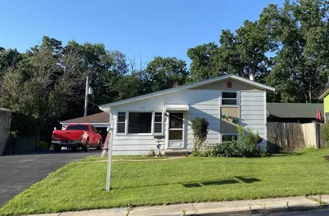 1717 Queens Ct, Carpentersville, IL 60110