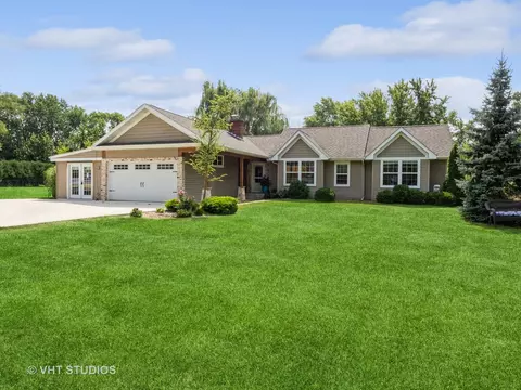 119 Valley View Dr, Mchenry, IL 60050