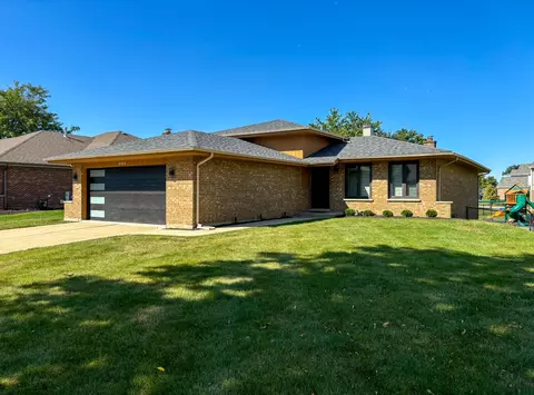 8144 Middlebury Ave, Woodridge, IL 60517