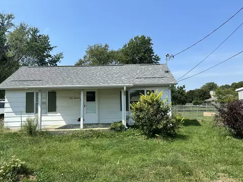 914 Fuller St, Charleston, IL 61920