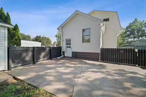 Exterior - 810 E Lincoln St, Bloomington, IL 61701 photo 3 of 8