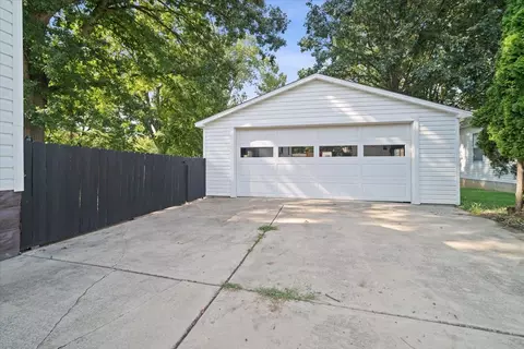Exterior - 810 E Lincoln St, Bloomington, IL 61701 photo 2 of 8