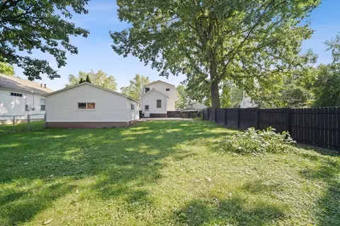 Exterior - 810 E Lincoln St, Bloomington, IL 61701 photo 5 of 8