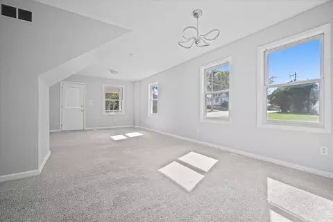Living - 810 E Lincoln St, Bloomington, IL 61701 photo 1 of 3