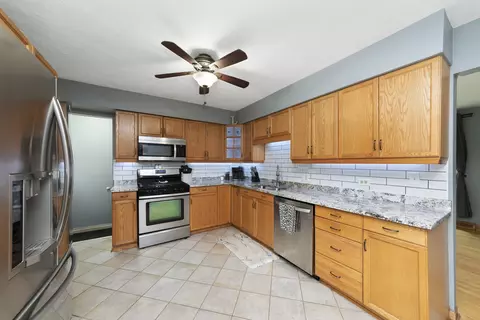 Kitchen - 943 N Sumner St, Addison, IL 60101 photo 1 of 3