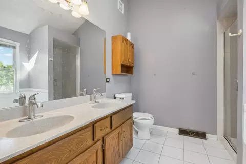 Bath - 2832 Mapleside Ct, Aurora, IL 60502 photo 2 of 4