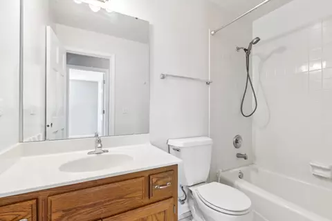Bath - 2832 Mapleside Ct, Aurora, IL 60502 photo 4 of 4
