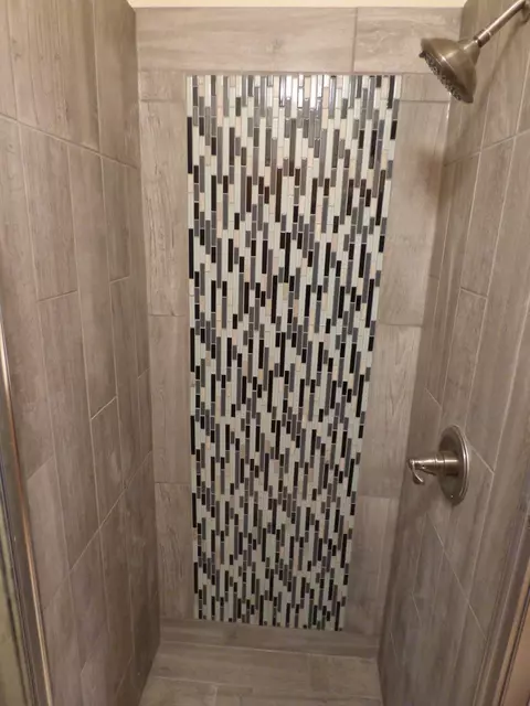 Bath - 331 N Weston Ave #331, Elgin, IL 60123 photo 1 of 2