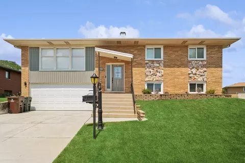 6625 Linden Dr, Oak Forest, IL 60452