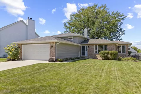 471 E Barberry Cir, Yorkville, IL 60560