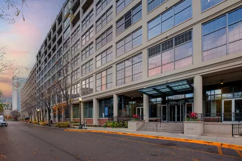 900 N Kingsbury St #869, Chicago, IL 60610