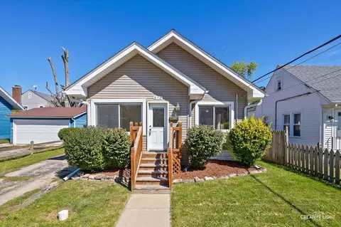570 Simms St, Aurora, IL 60505 photo 2
