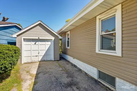 570 Simms St, Aurora, IL 60505 photo 4