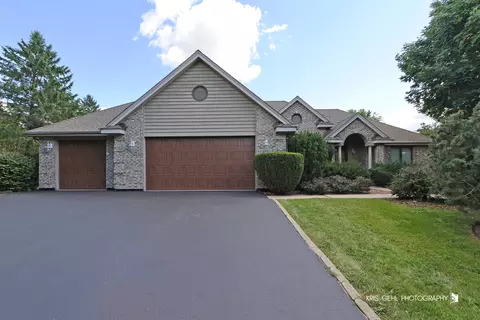 6810 E Applewood Ln, Spring Grove, IL 60081