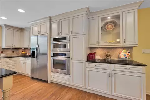 Kitchen - 456 Hamilton Dr, Wheaton, IL 60189 photo 7 of 7