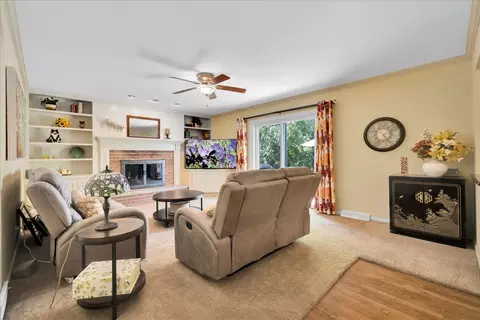 Living - 456 Hamilton Dr, Wheaton, IL 60189 photo 2 of 4