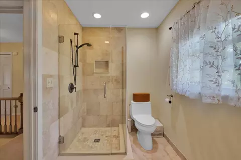 Bath - 456 Hamilton Dr, Wheaton, IL 60189 photo 2 of 6