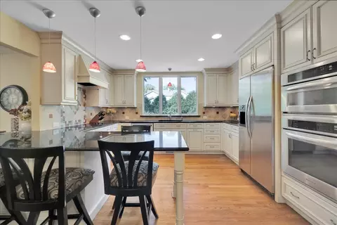 Kitchen - 456 Hamilton Dr, Wheaton, IL 60189 photo 2 of 7