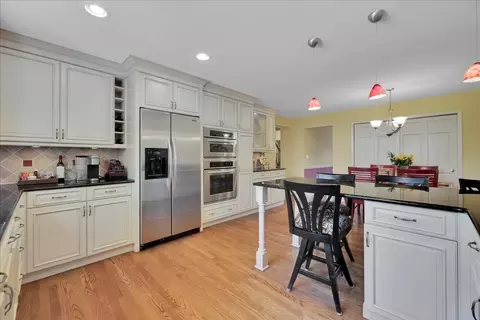 Kitchen - 456 Hamilton Dr, Wheaton, IL 60189 photo 5 of 7