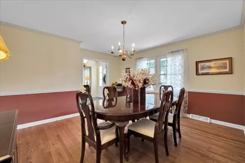 Dining - 456 Hamilton Dr, Wheaton, IL 60189 photo 2 of 3