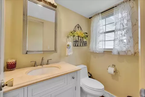 Bath - 456 Hamilton Dr, Wheaton, IL 60189 photo 1 of 6