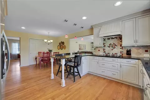 Kitchen - 456 Hamilton Dr, Wheaton, IL 60189 photo 4 of 7