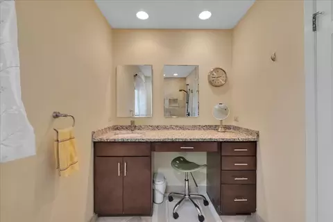 Bath - 456 Hamilton Dr, Wheaton, IL 60189 photo 3 of 6